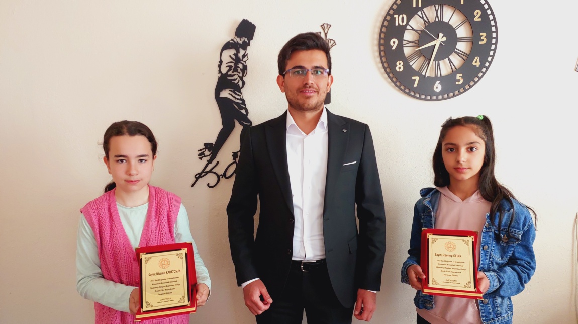 BURSLULUK SINAVINI KAZANAN ÖĞRENCİLERİMİZE PLAKET TAKDİM EDİLDİ 